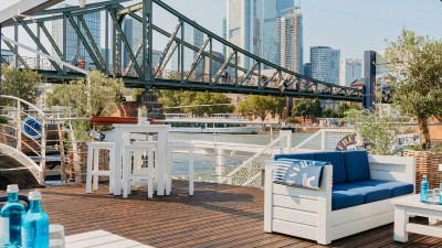 Freigut Frankfurt Sunmmerlounge Sonnendeck mit Blick auf die Skyline