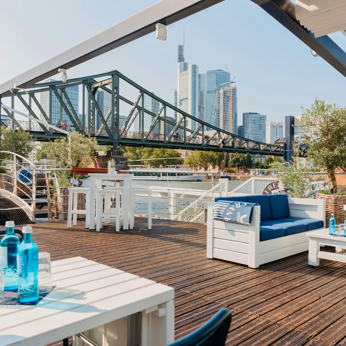 Freigut Frankfurt Sunmmerlounge Sonnendeck mit Blick auf die Skyline