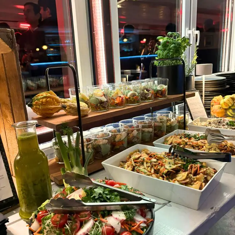 Catering buffet mit Salat